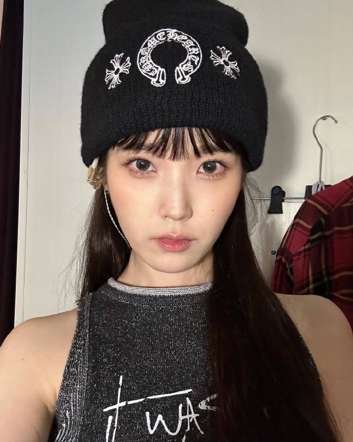 IU驚喜現身出道15週年展示會