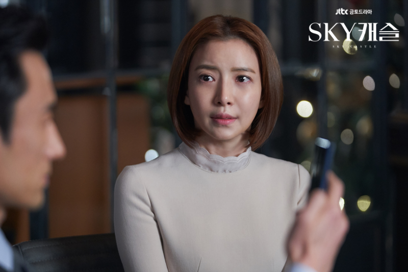 尹世雅飾演全職家庭主婦「河恩珠」