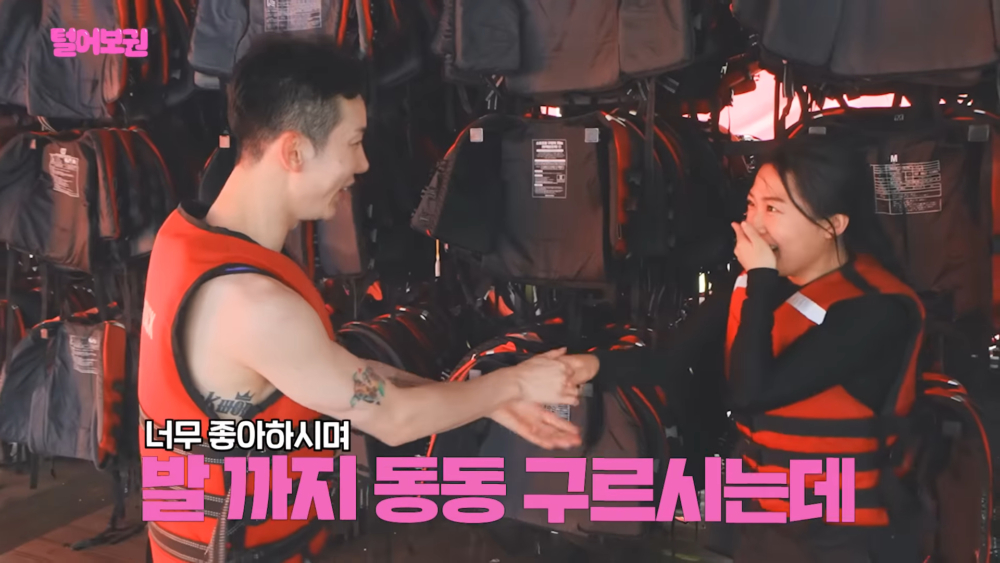 粉絲興奮地與兩人握手