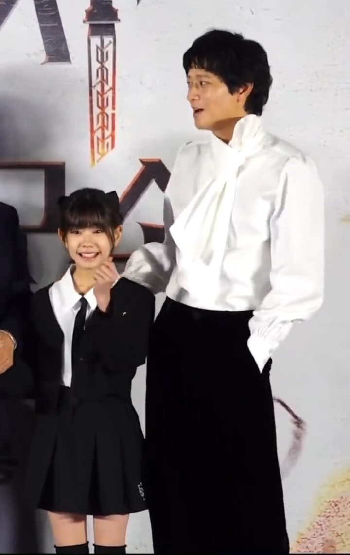 姜棟元突然從口袋裡掏出一個愛心貼紙