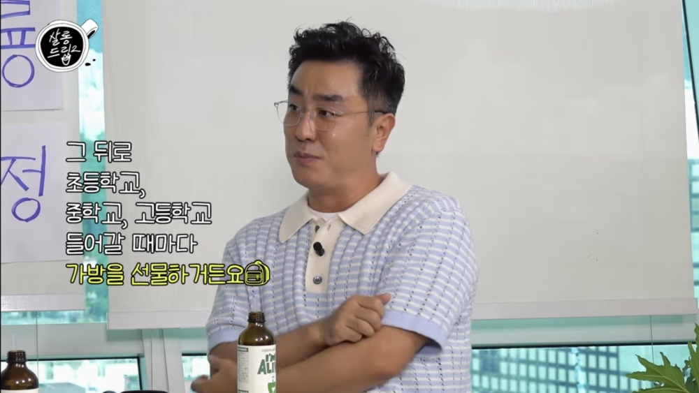 每當她去上小學、初中、高中的時候,都會送她書包