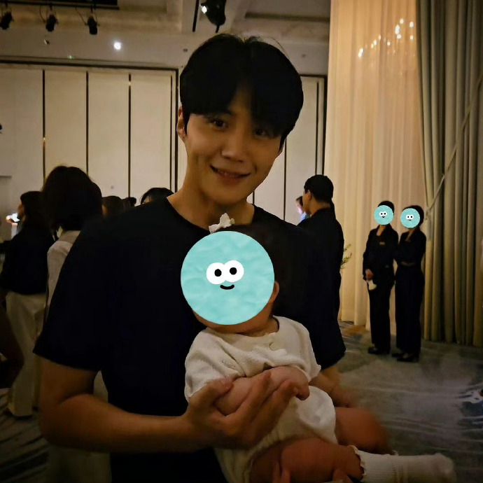 宣虎則在臺下當「奶爸」XD