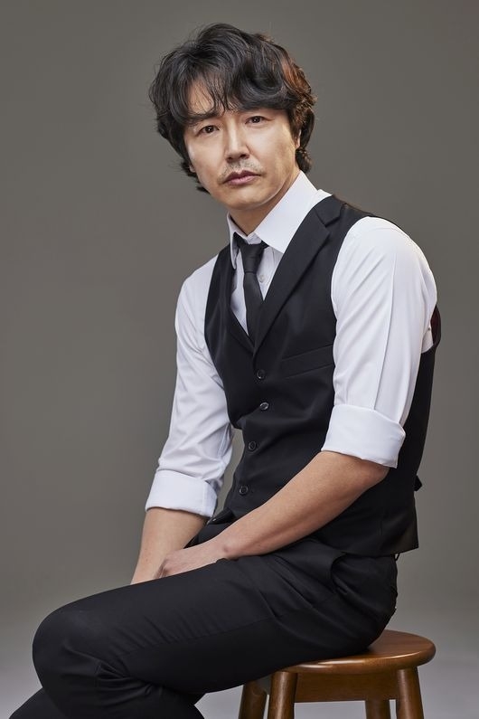 尹相铉則將飾演反派「崔賢民」