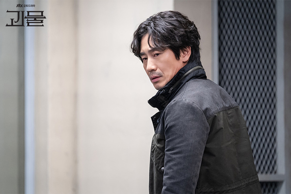 申河均飾演的是惡人「韓東秀」是一位生計型律師