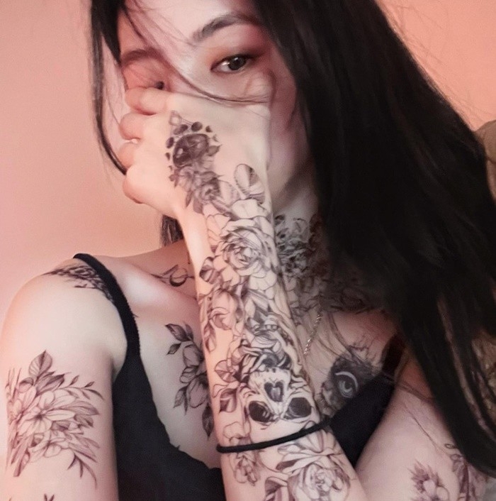 韓韶禧秀出貼滿自己身上的紋身貼紙