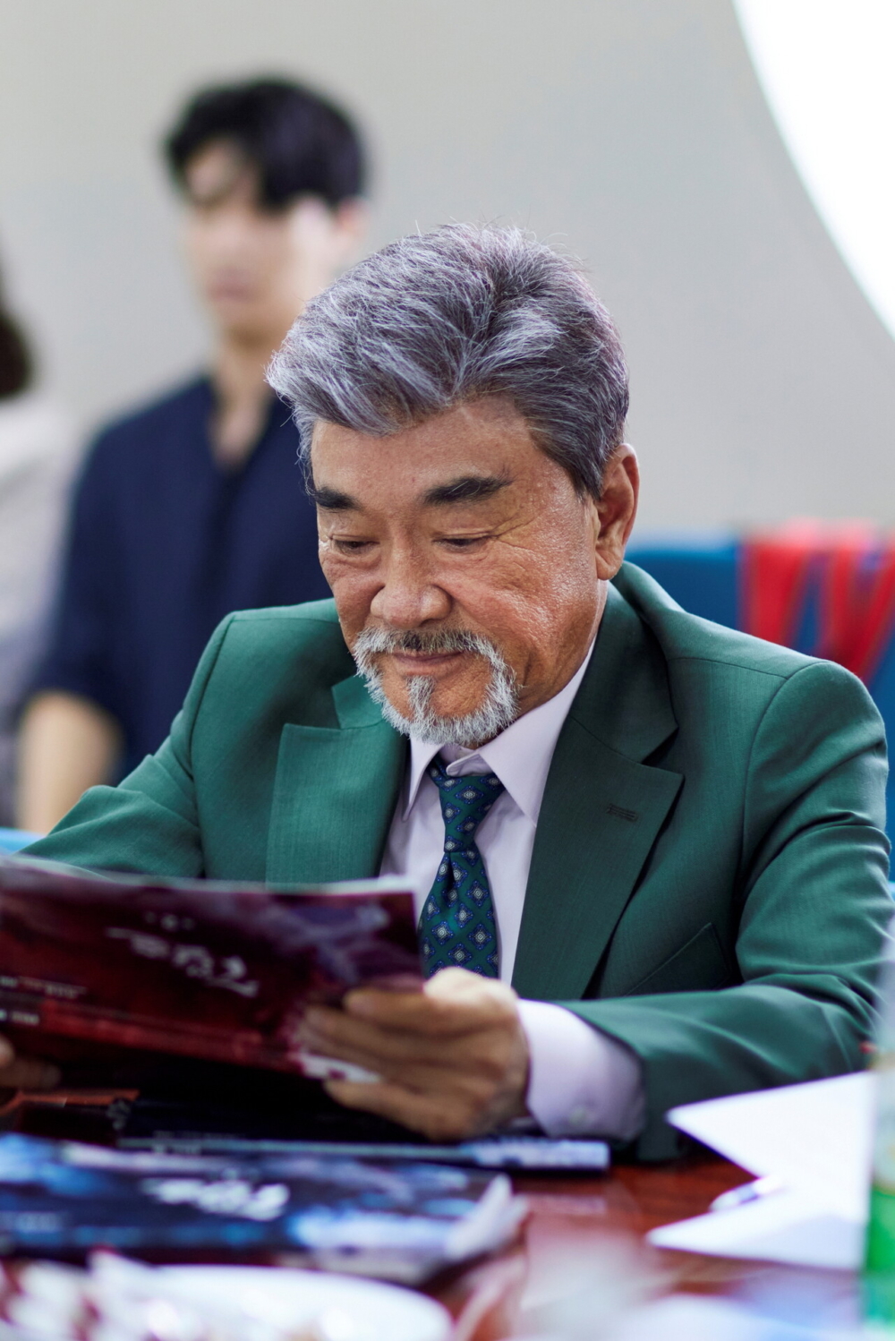 李德華飾演著名建築主兼現金富翁「方哲成」