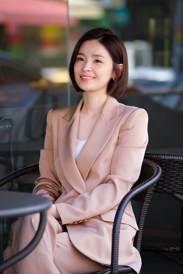 田美都飾演報社經濟部長「吳允珍」