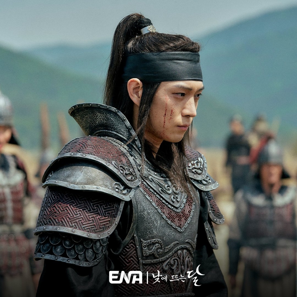 金永大飾演的新羅出身「都荷」以及頂級明星「韓俊午」