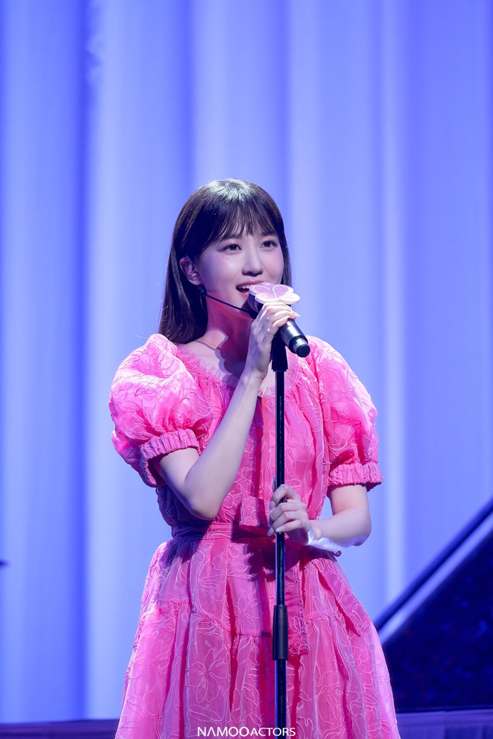 朴恩斌飾演夢想成為歌手的「徐木荷」