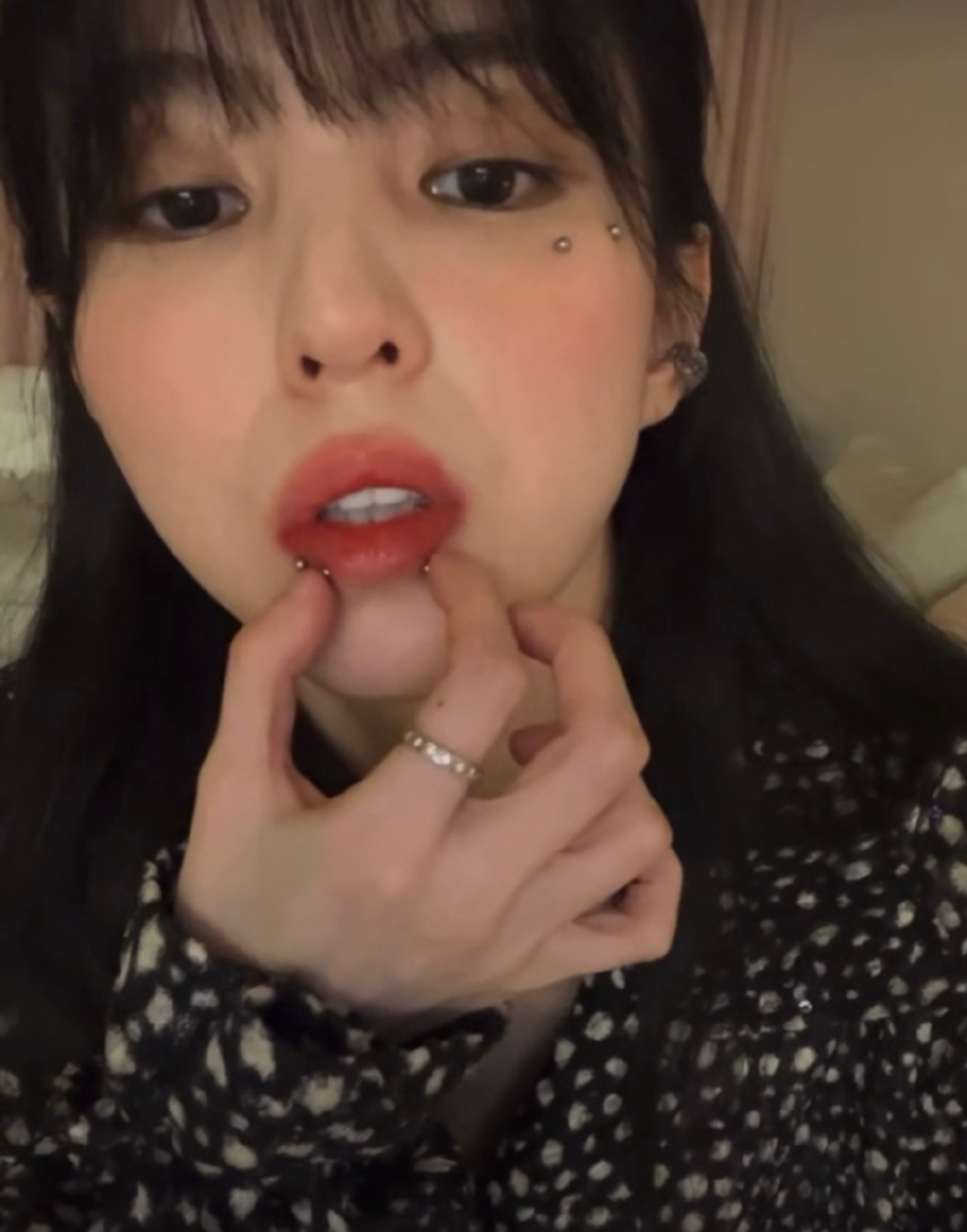 韓韶禧展示自己的唇釘與顴骨釘