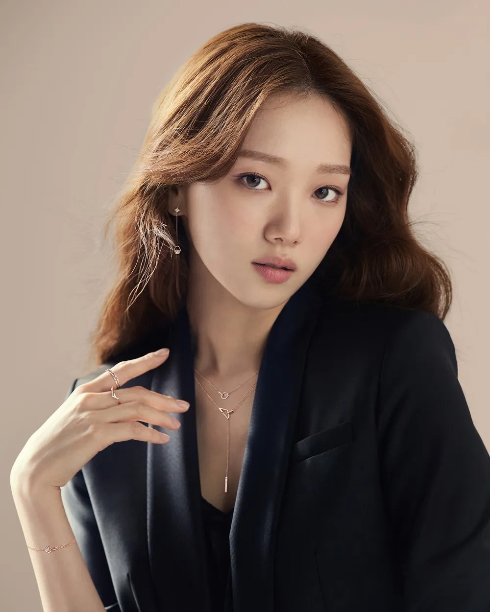 李聖經則有望飾演三姐妹中比誰都心深的大女兒兼首席設計師「宋夏蘭」