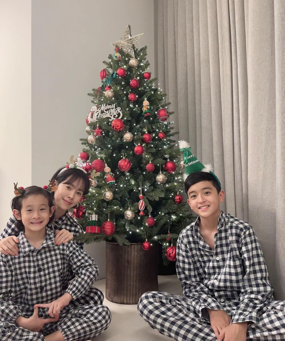 韓志旼與侄子們一起慶祝聖誕節