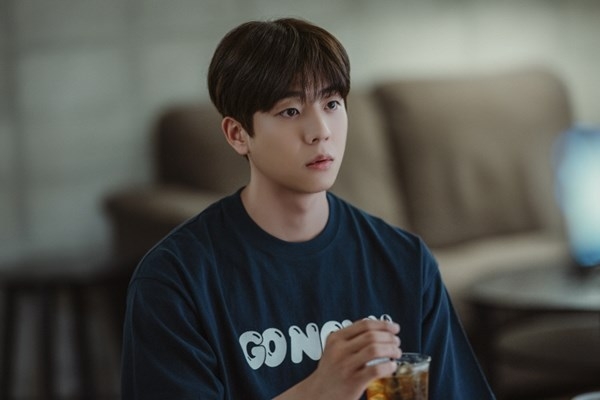 蔡鍾協飾演YGN綜藝局的PD「姜寶傑」