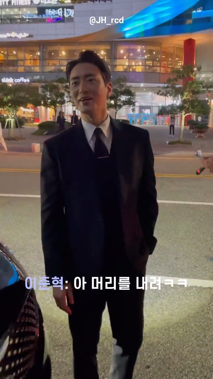 李浚赫也很爽快的答應了粉絲要求