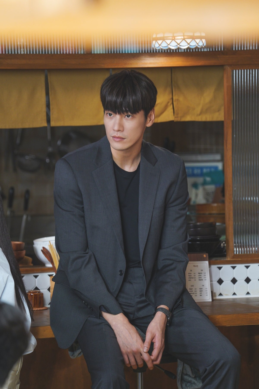 金英光則飾演作為武器買賣中間人世界的核心大佬「文白」