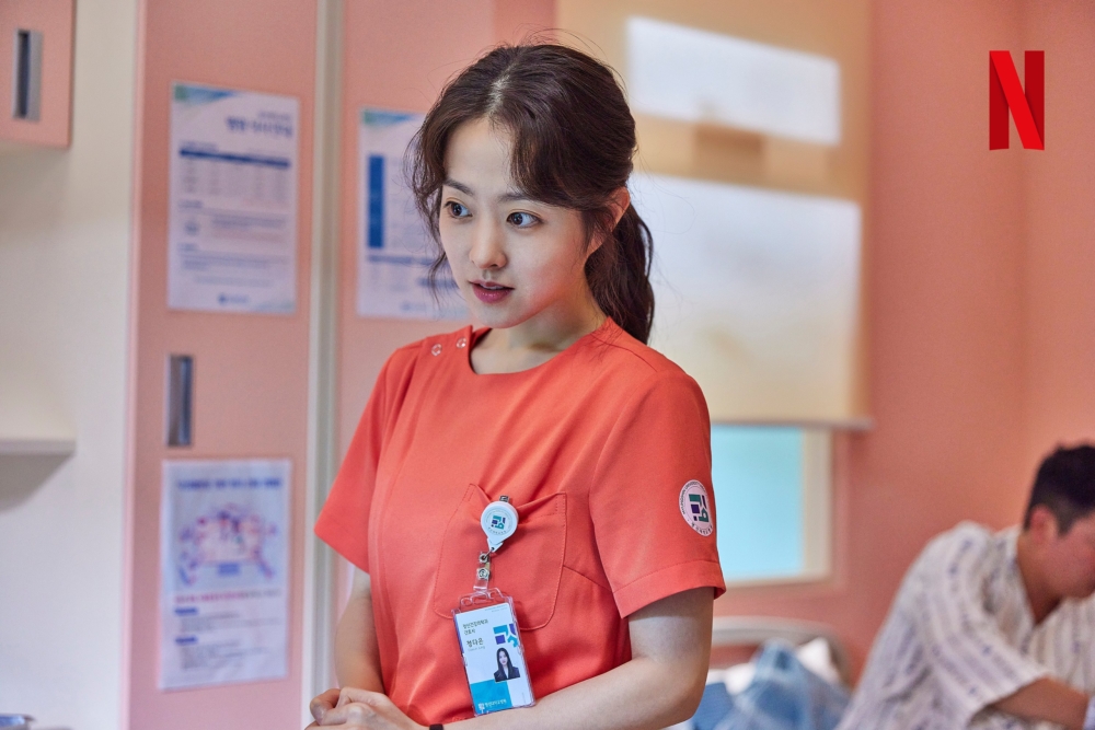 朴寳英飾演從內科轉到精神科的護理師「鄭多恩」 