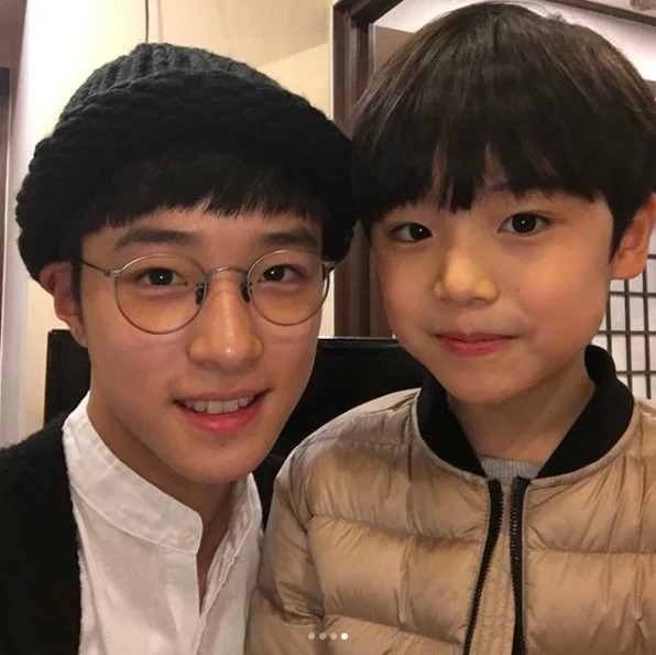 文佑鎮和南多凜在2018年的《過來抱抱我》中分別飾演了不同時期的張基龍