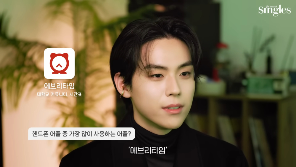 意外透露了他邊上學邊拍戲的情況