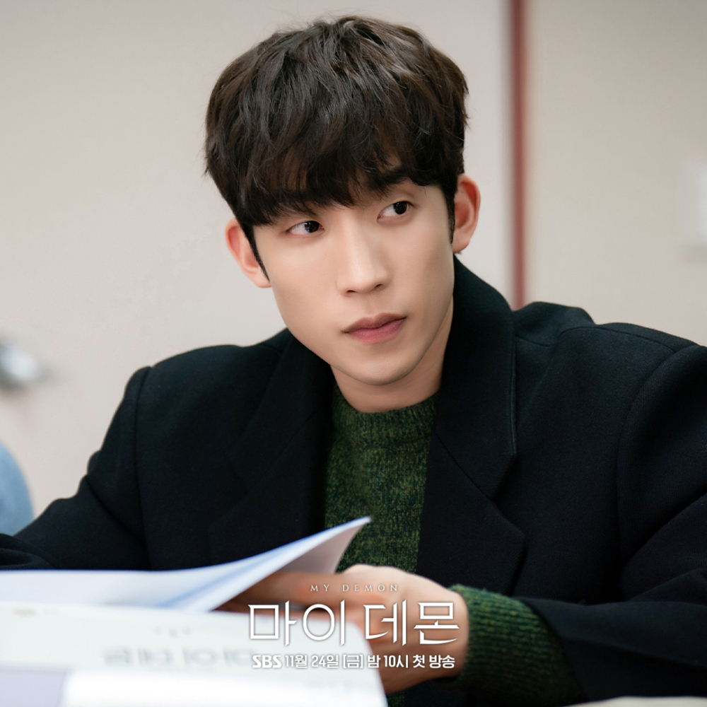 李相二則飾演未來集團子公司「未來投資」的代表兼精英「朱錫勳」