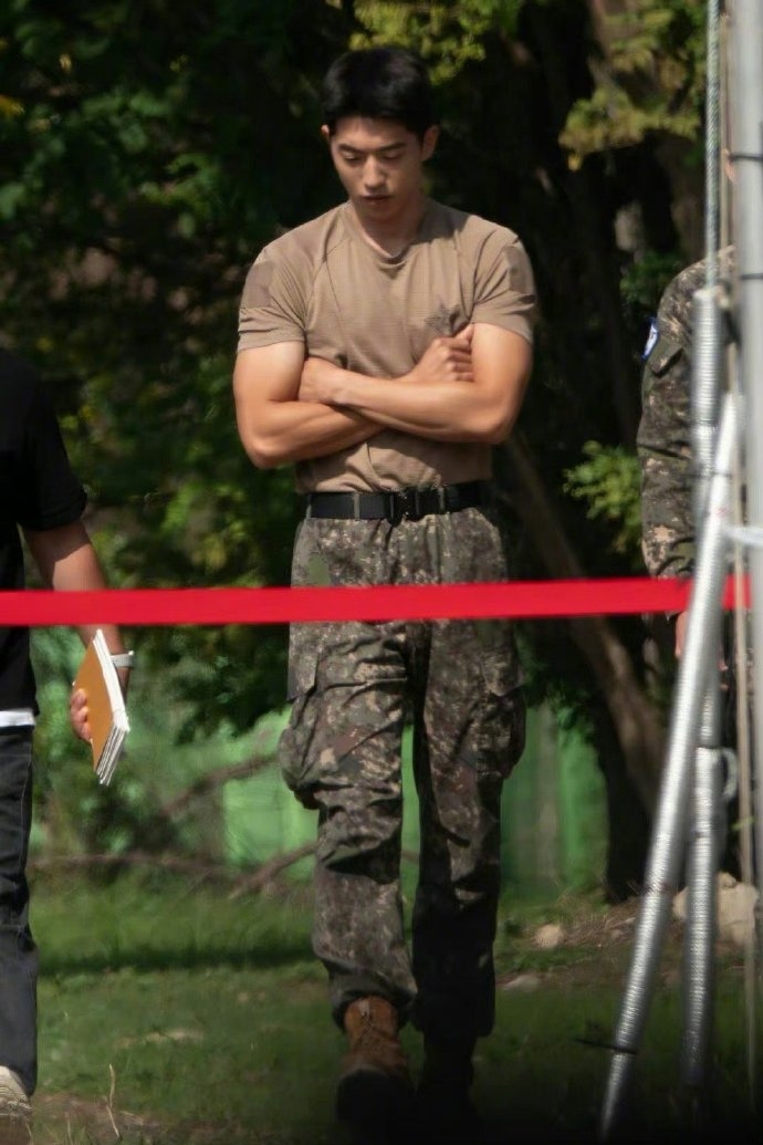 南柱赫超粗壯手臂肌十分搶眼