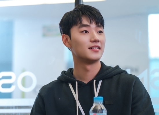 李敏載飾演可疑男人「都振宇」