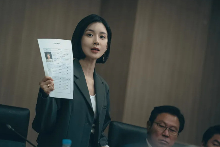 李寶英飾演律師「羅文英」