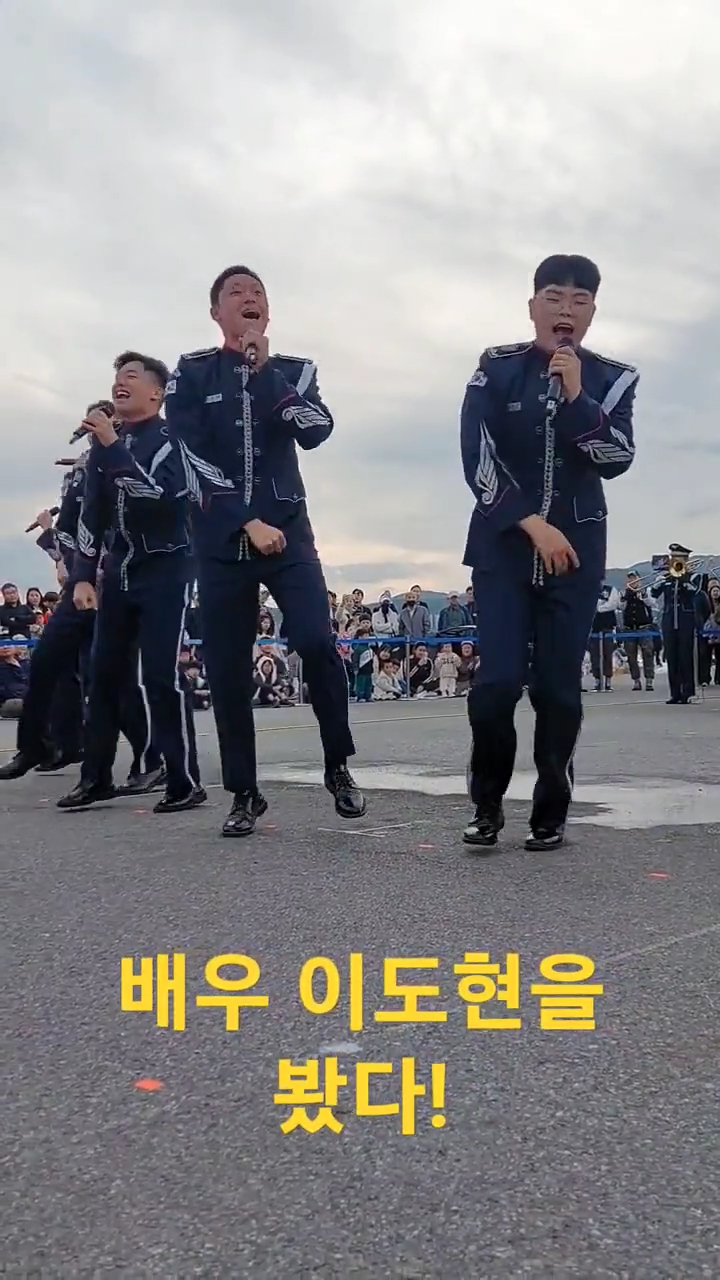 在軍隊變身唱跳歌手XD