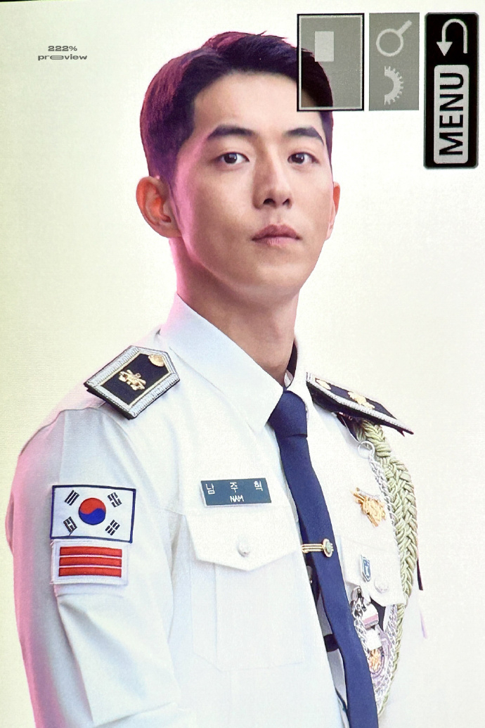 南柱赫換穿軍事警察白色制服更顯帥氣
