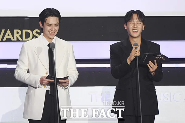 李正河&金度勳合體頒獎