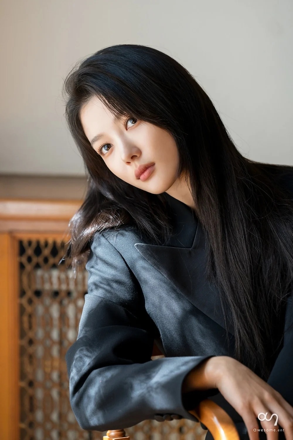 金裕貞飾演外表高傲優雅,實則擁有瘋子氣質的財閥繼承人「都道熙」