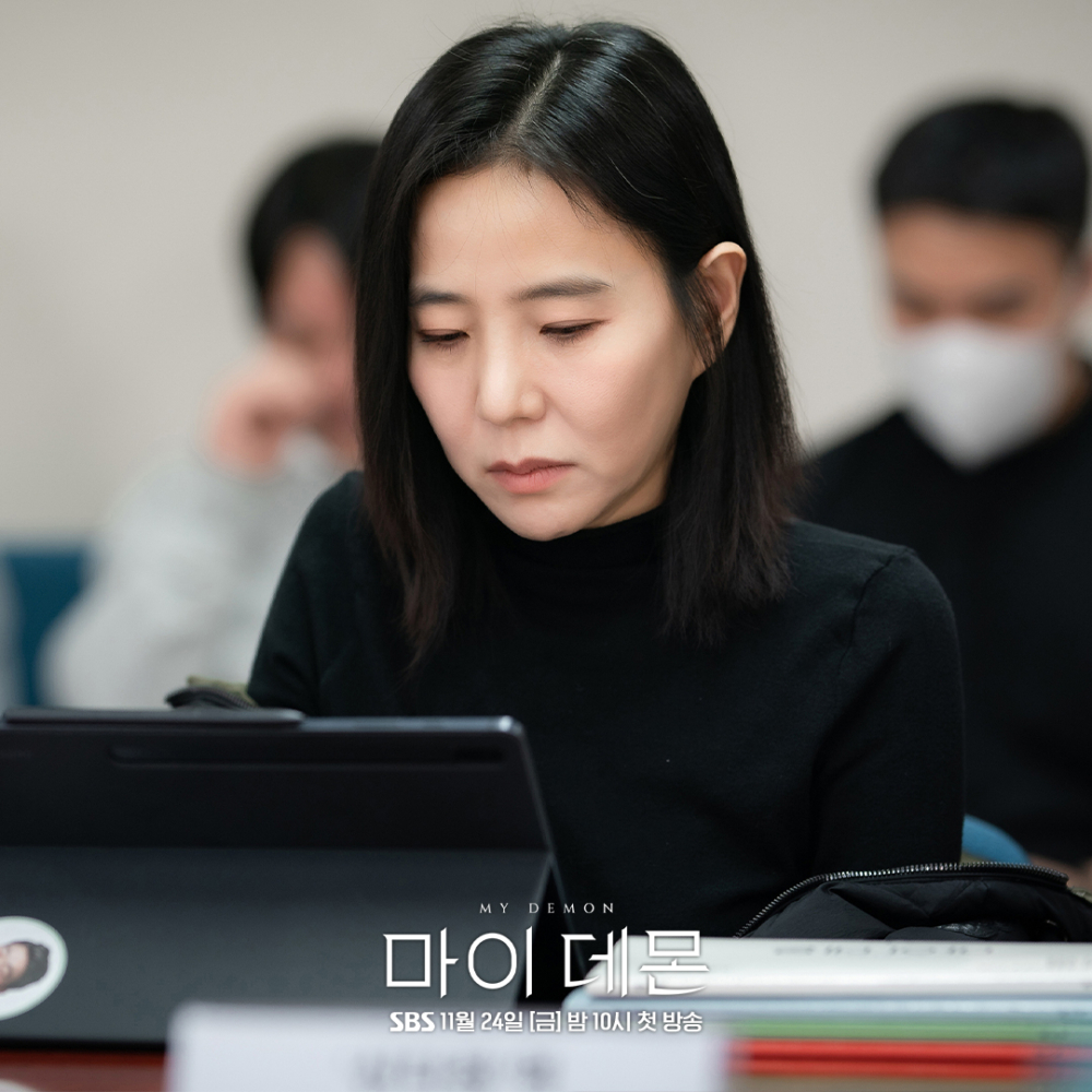 徐正妍則飾演都道熙的AI神祕書