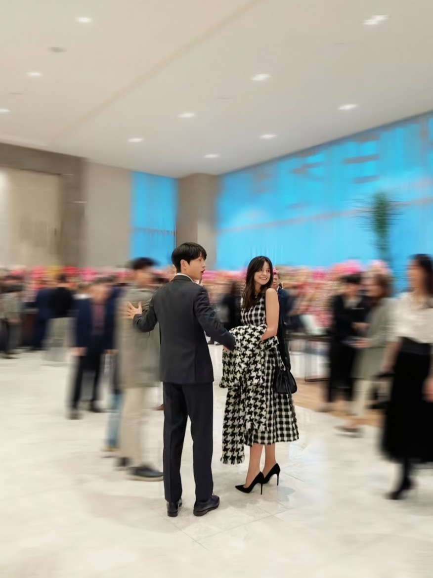 宋仲基攜妻子凱蒂一同參加親妹的婚禮