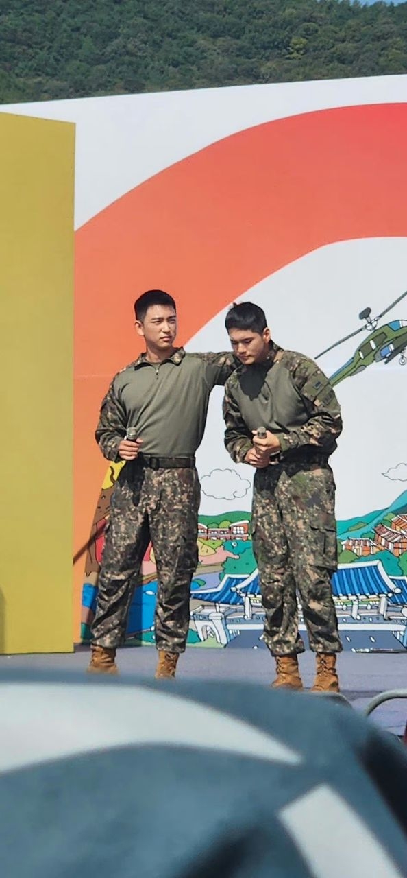 朴珍榮幫邕聖祐整理髮型