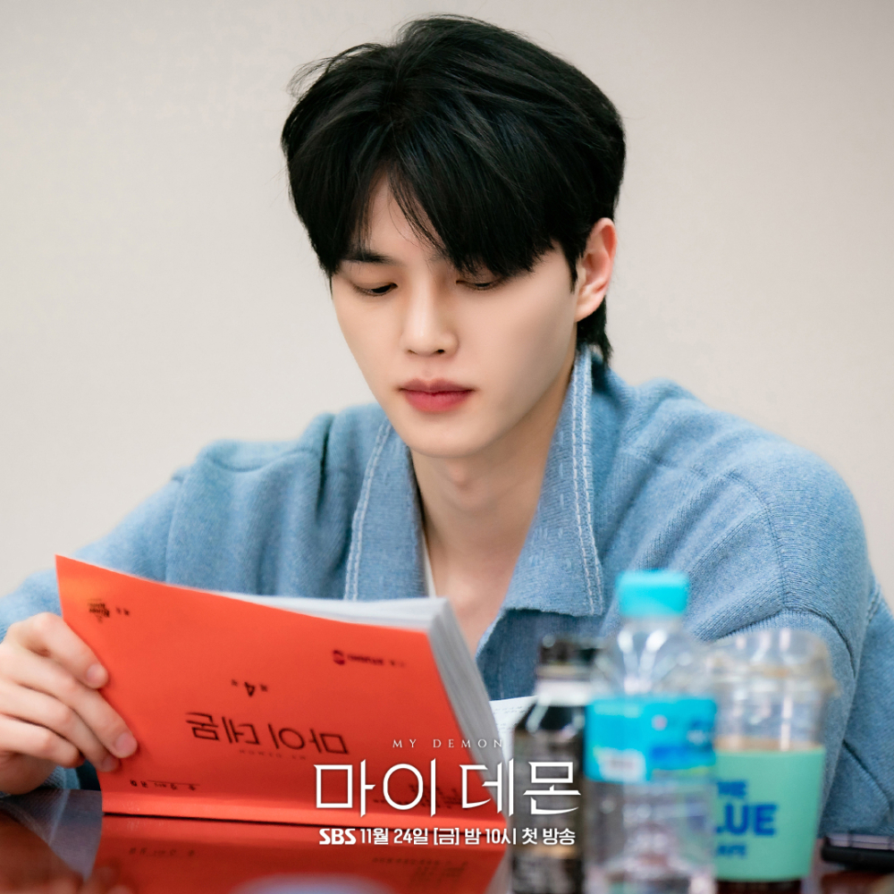 宋江飾演完美無缺、擁有致命美麗的惡魔「鄭具元」