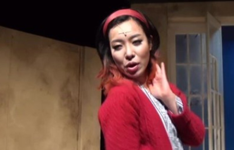 以音樂劇《後巷故事》出道