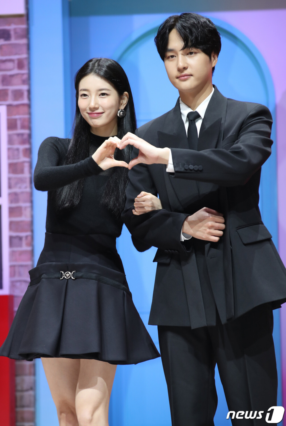 梁世宗與秀智出席發佈會