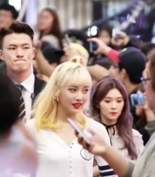 站在Joy和Irene身後的保鏢就是申承浩