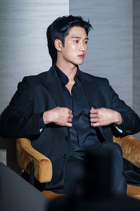 安普賢將飾演最愛玩的不懂事財閥三世兼降落傘刑警「陳伊秀」