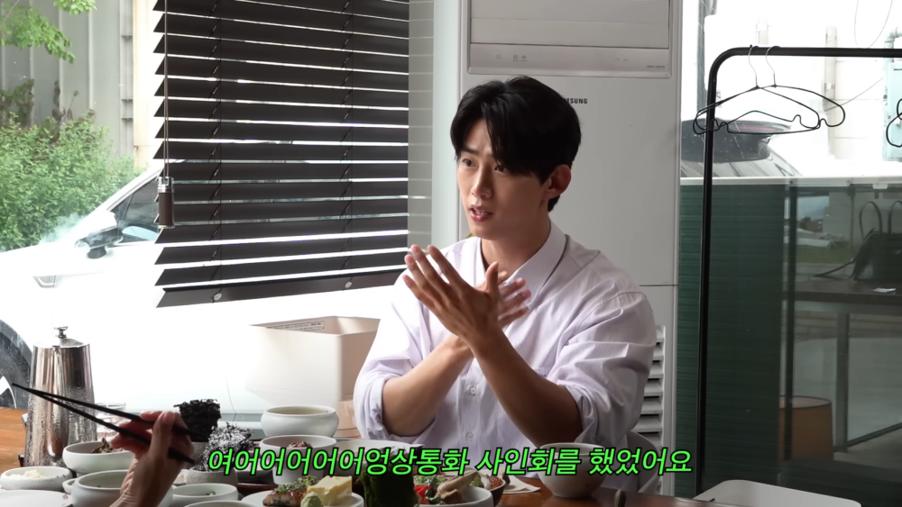 以視訊聊天的方式進行簽售