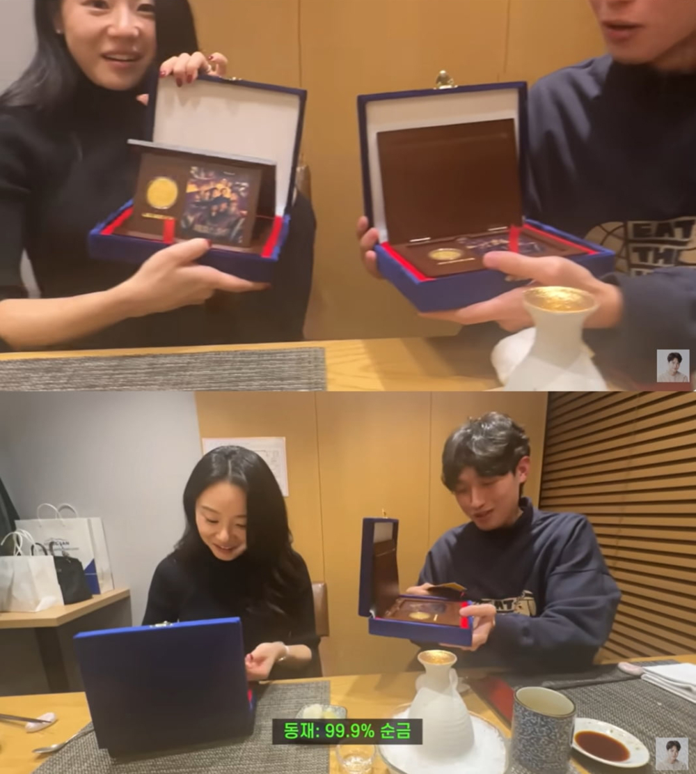 河錫辰親自將紀念幣交給李偲源與金東載