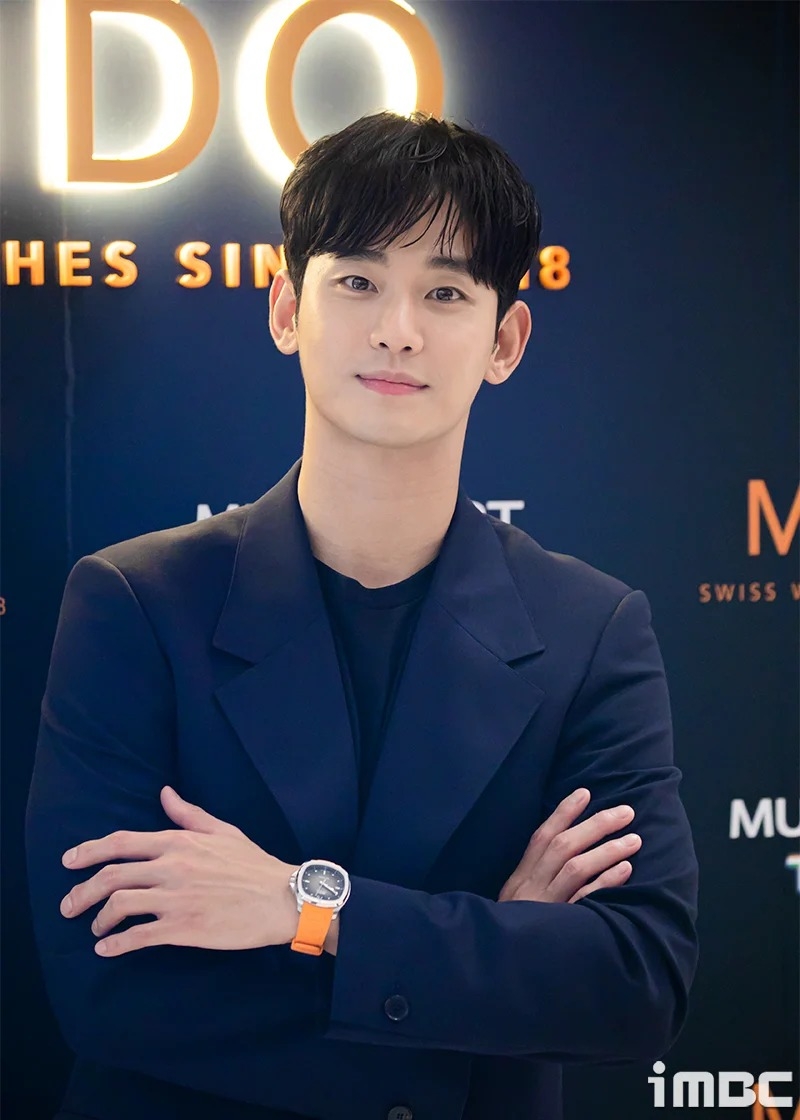 前陣子出席手錶品牌活動的金秀賢