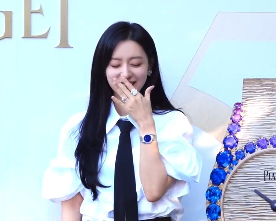 被要求臉頰比心害羞的歐尼