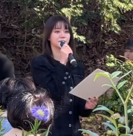 念祝賀詞的時候哭了