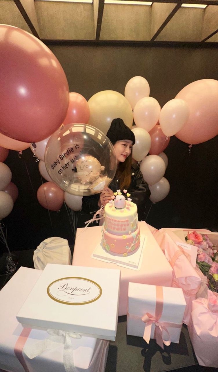 包廂裡的裝飾都是以粉色為主題,由此推測她懷的是女寶寶