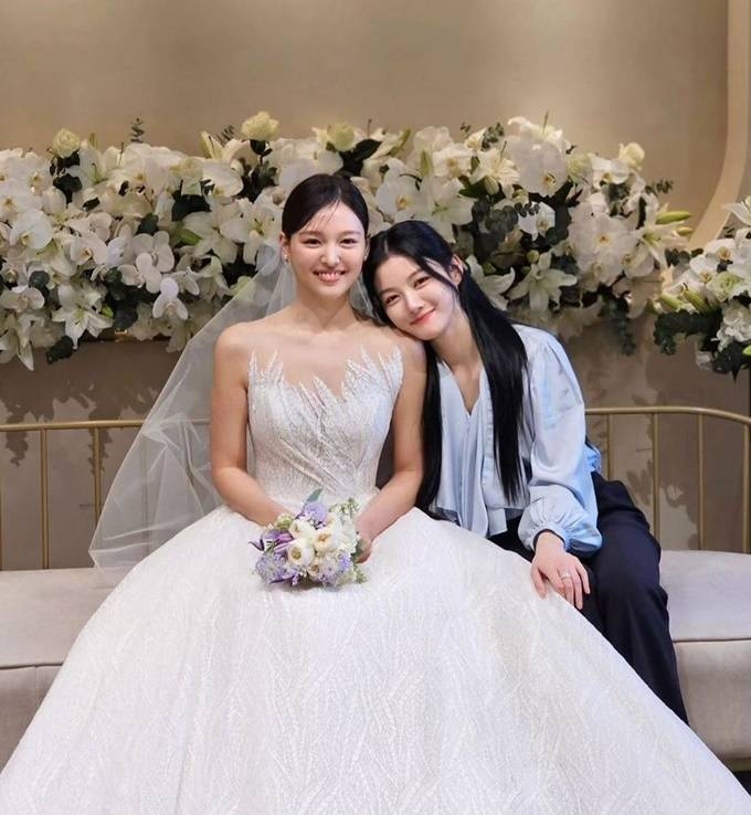 金裕貞與姊姊在婚禮合影