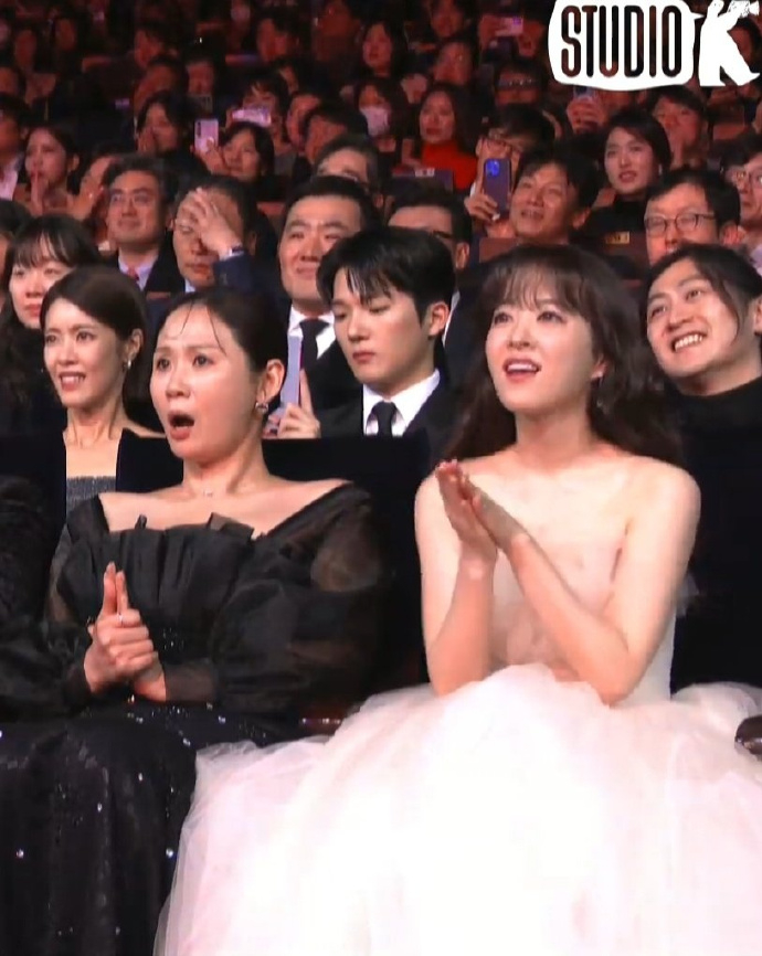 JYP出場表演時大家的反應