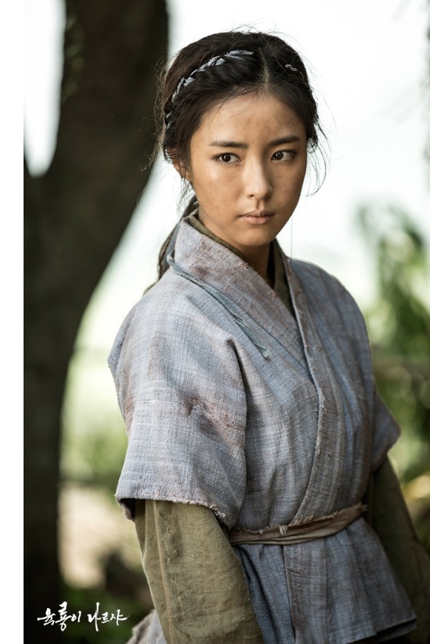 申世景飾演的是逐漸滲透到國王心臟的女人，也是夢想復仇的細作「姜熙洙」