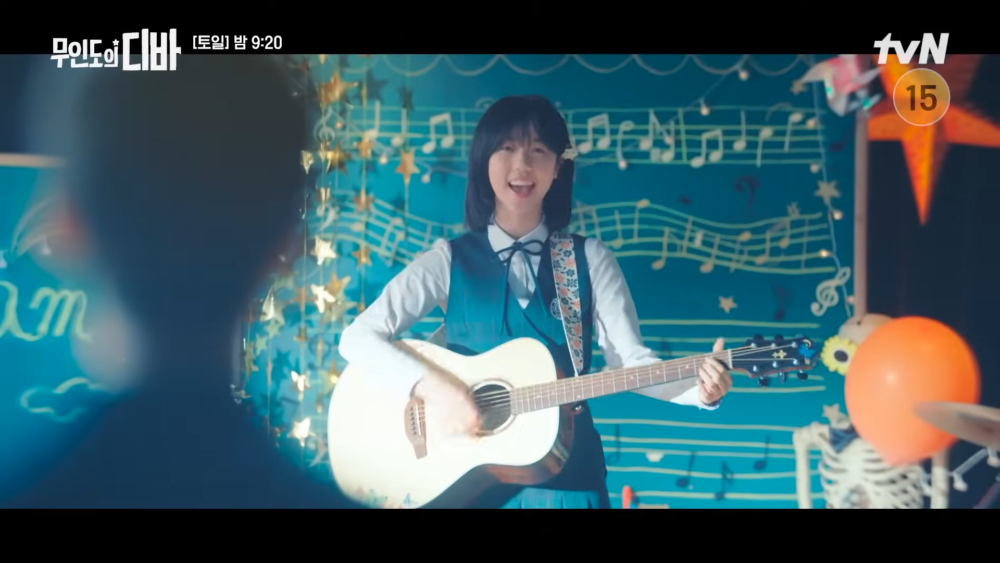 自彈自唱的戲份也是由李蕊親自下場