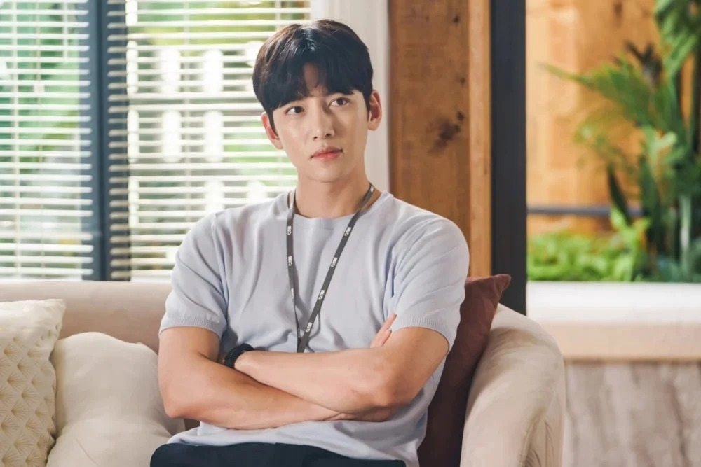 池昌旭飾演濟州島氣象廳預報員「趙容弼」