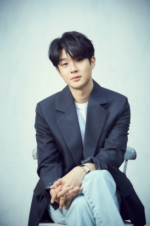 崔宇植有望飾演「高謙」。高謙是從配角演員成為電影評論家